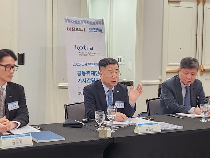 [뉴저지=뉴시스] 강경성 코트라 사장이 6일(현지시간) '2025 뉴욕 한류박람회' 개최를 계기로 미국 뉴저지 르네상스 메도우랜즈 호텔에서 열린 기자간담회에서 K-소비재 활성화 등에 대해 설명하고 있다. (사진=코트라 제공) 2025.11.07 *재판매 및 DB 금지