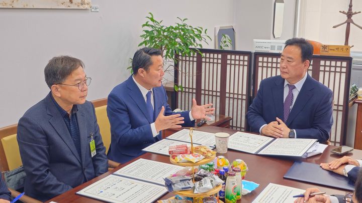 [순창=뉴시스] 7일 국회를 방문한 최영일 순창군수(왼쪽 두번째)가 농림축산식품해양수산위원회 어기구 위원장(왼쪽 세번째)을 만나 '농업촌 기본소득 시범사업'의 국비비율을 현행 40%에서 80% 수준으로 상향해 줄 것을 건의하고 있다. *재판매 및 DB 금지