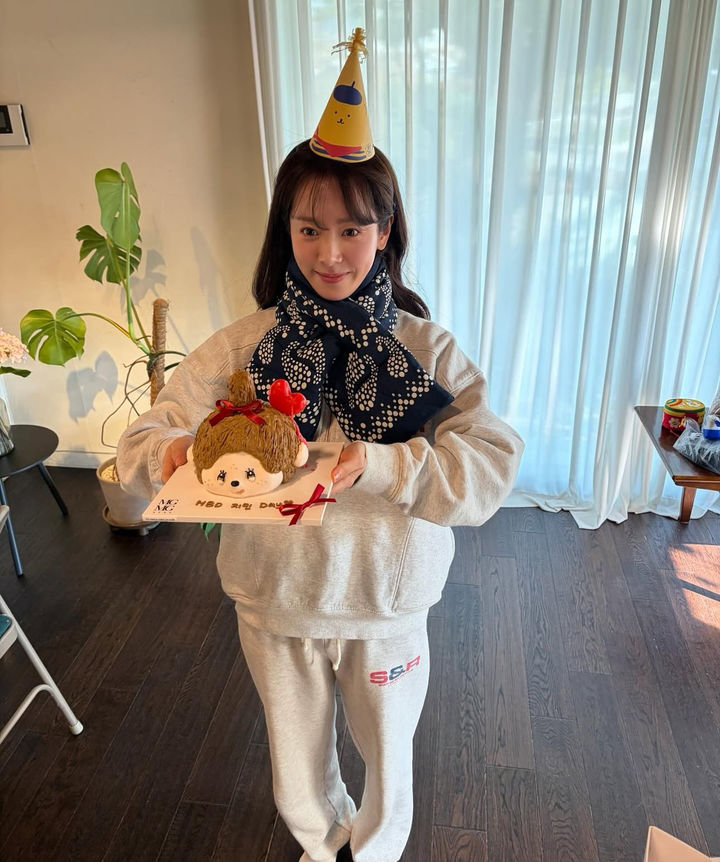 [서울=뉴시스] 배우 한지민. (사진=한지민 인스타그램 캡처) 2025.11.07. photo@newsis.com *재판매 및 DB 금지