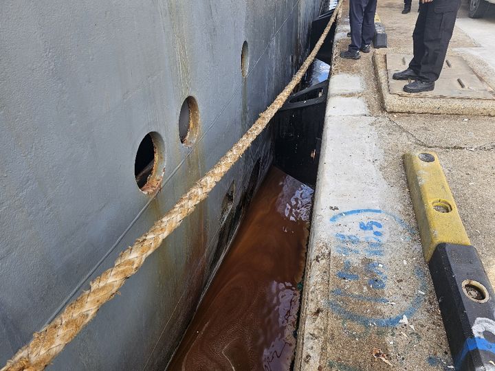 [부산=뉴시스] 3일 오후 감천항 1부두 4번 선석에 폐유로 추정되는 해양오염이 발생했다는 신고가 해경에 접수돼 해경이 혐의 선박인 러시아 선적 원양어선 A호(4000t급)를 적발했다. (사진=부산해경 제공) 2025.11.07. photo@newsis.com *재판매 및 DB 금지