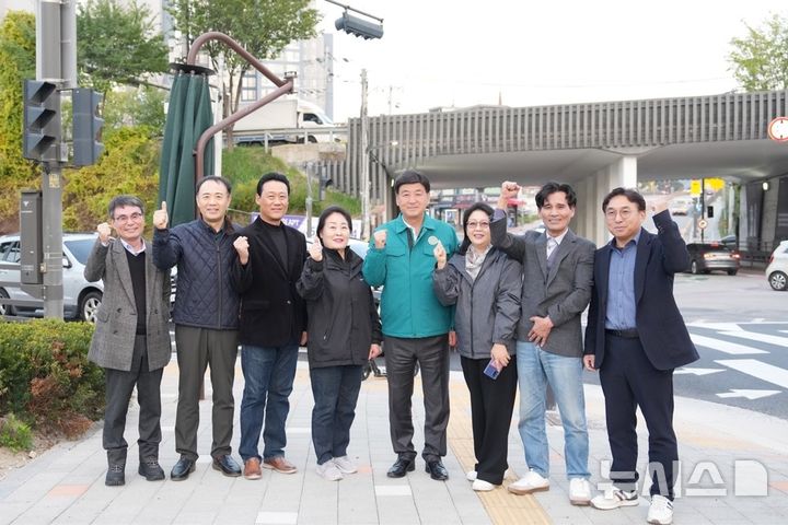 [경기광주=뉴시스]광주시가 광남동 일대 도로 환경 개선 사업 완료한 후 방세환 시장 등 관계자들이 기념촬영을 하고 있다(사진=광주시 제공)2025.11.07.photo@newsis.com