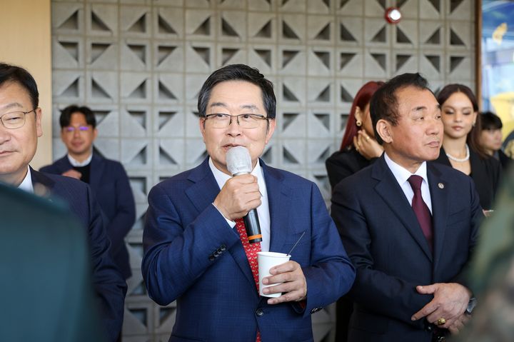 [서울=뉴시스] 6일 오후 전쟁기념관에서 열린 11월 호국인물 이대용 육군 준장 현양행사에서 백승주 전쟁기념사업회장이 발언하는 모습. (사진=전쟁기념사업회 제공) 2025.11.07. photo@newsis.com *재판매 및 DB 금지