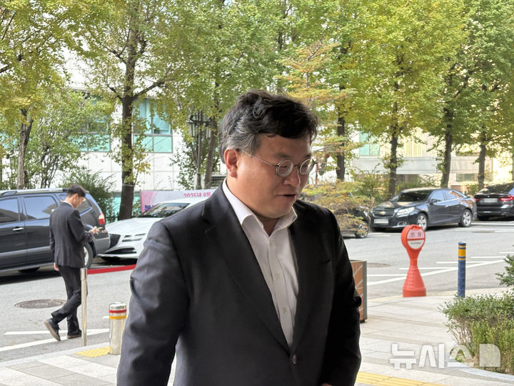 [서울=뉴시스] 한이재 기자 = 김기윤 국민의힘 법률자문위 부위원장이 7일 오후 '민중기 특검팀 직권남용 혐의' 고발인 조사를 받기 위해 서울 마포구 서울경찰청 광역수사단 마포청사에 들어가고 있다. 2025.11.07. nowone@newsis.com