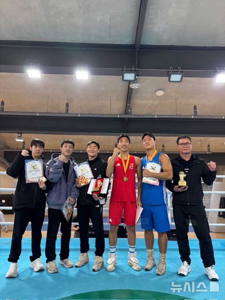[경기광주=뉴시스]광주시청 복싱팀이 제13회 한국실업복싱협회장배 전국실업복싱대회 단체전 1위를 달성했다(사진=광주시 제공)2025.11.07.photo@newsis.com
