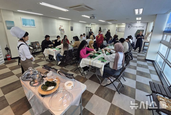 [서울=뉴시스] 부산 공수마을 관광패키지에 참가한 외국인 관광객이 다시마장아찌 만들기 체험을 경험하고 있다.