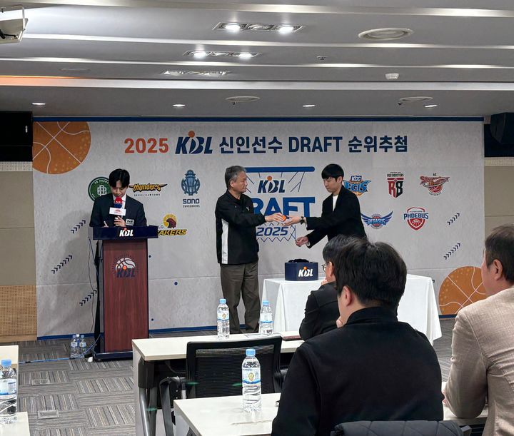 [서울=뉴시스] 신유림 기자 = 유재학 한국프로농구연맹(KBL) 경기본부장 7일 오후 2시 서울 강남구 KBL센터 교육장에서 2025 KBL 신인선수 드래프트 순위 추첨식에서 추첨 공을 뽑고 있다. 2025.11.07. spicy@newsis.com *재판매 및 DB 금지
