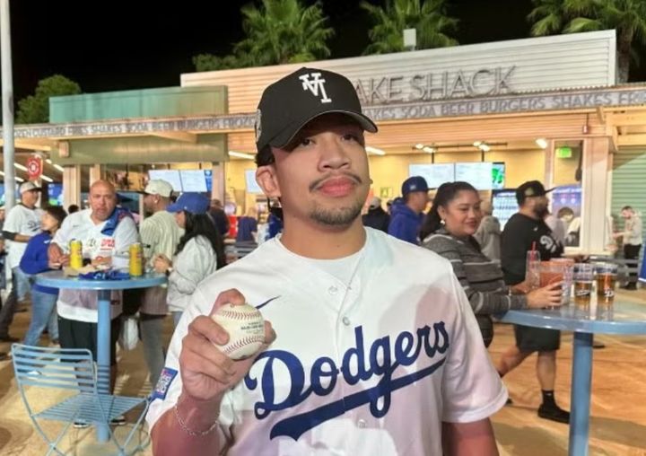 [뉴시스]오타니가 던진 홈런공을 잡은 카를로 멘도사의 모습이다. (사진 = SCP AUCTIONS 캡처) *재판매 및 DB 금지