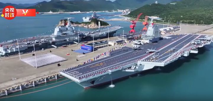 [서울=뉴시스]중국의 세 번째 항공모함이자, 최초로 전자 캐터펄트(사출장치)를 장착한 항모 ‘푸젠호’가 지난 5일 공식 취역했다. 푸젠호 취역식이 열리는 모습. <사진출처: 중국중앙 TV> 2025.11.07