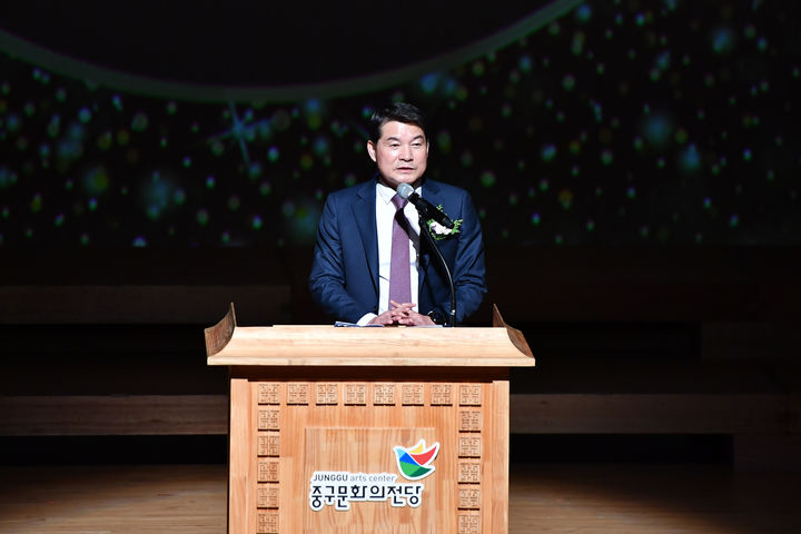 [울산=뉴시스] 구미현 기자 = 울산강북학교운영위원장협의회는 지역 학생들의 장학기금 마련을 위해 6일 울산 중구 문화의전당에서 자선콘서트를 열었다. 한성기 강북교육지원청장이 인삿말을 하고 있다. (사진=강북학교운영위원장협의회 제공) 2025.11.07. photo@newsis.com *재판매 및 DB 금지