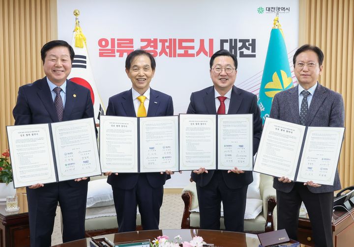[대전=뉴시스] 대전시는 7일 대전시청 10층 응접실에서 카이스트(KAIST), 충남대학교, 바이오헬스케어협회와 함께 의과학 융복합 인재양성 및 공동연구를 위한 업무협약을 체결했다. (사진=대전시 제공) 2025.11.07. photo@newsis.com *재판매 및 DB 금지