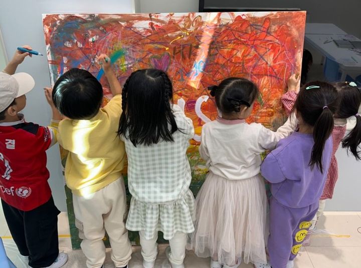 [서울=뉴시스] '키즈콜라주' 베이직 미술 체험 활동. 2025.11.07. (사진=강동구 제공) *재판매 및 DB 금지