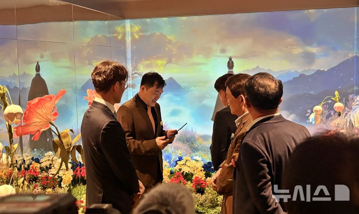 [제주=뉴시스] 7일 제주시 구좌읍 메이즈랜드에서 열린 미래형 관광 콘텐츠 공간 'AI체험관' 개관식에서 참석자들이 AI 체험 프로그램을 하고 있다. (사진=제주 메이즈랜드 제공) 2025.11.07. photo@newsis.com 