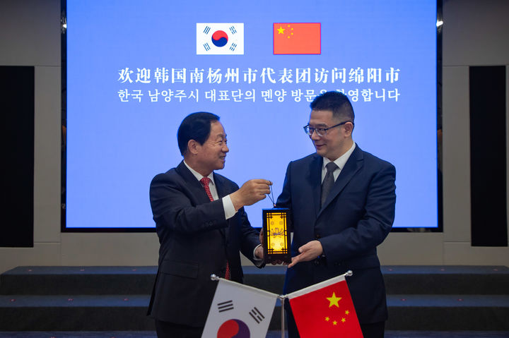 주광덕 남양주시장이 리원 몐양시장에게 기념품을 전달하고 있다. (사진=남양주시 제공) photo@newsis.com *재판매 및 DB 금지