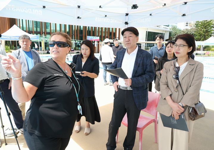 우범기 전주시장이 호주 브리즈번시 골드코스트 아쿠아틱센터를 방문하는 모습.(사진=전주시 제공) *재판매 및 DB 금지
