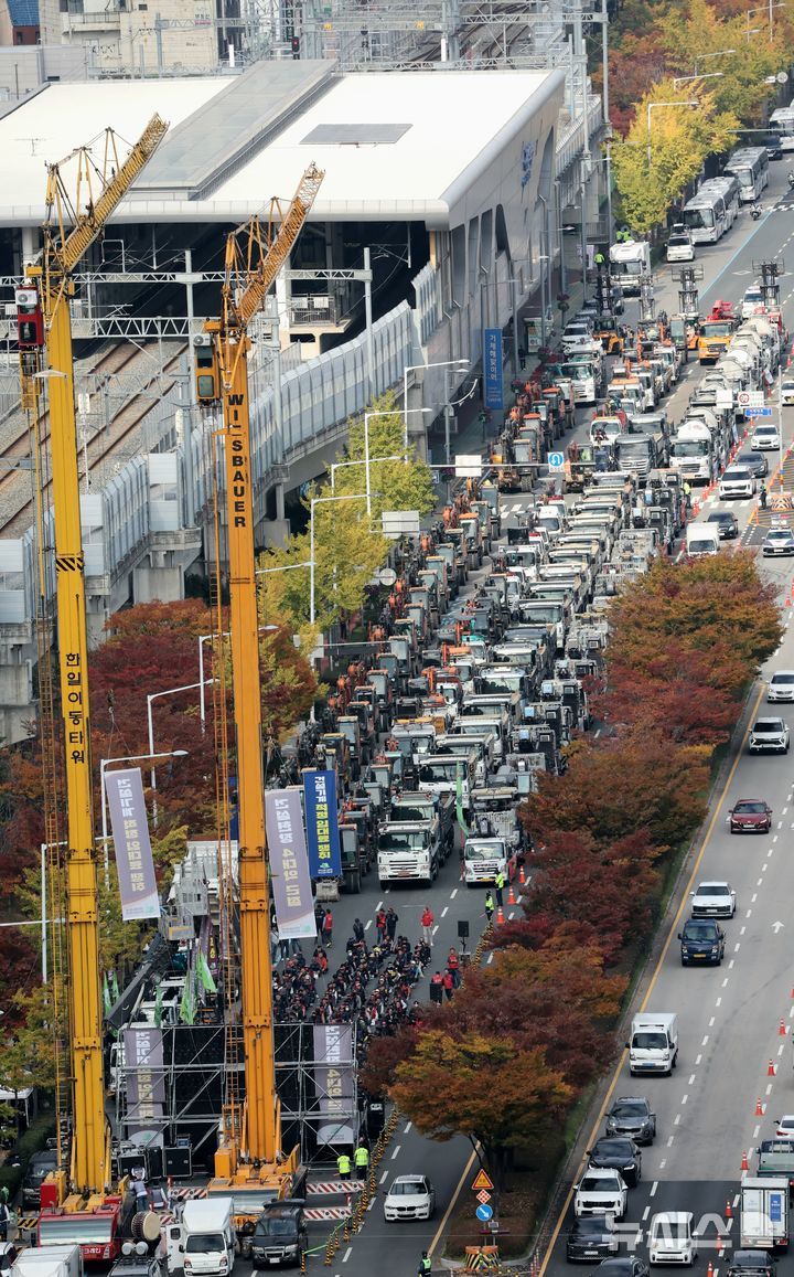 [부산=뉴시스] 하경민 기자 = 민주노총 전국건설노동조합 부산건설기계지부가 7일 부산 연제구 거제대로에서 굴삭기, 레미콘, 덤프, 스카이크레인, 지게차, 콘크리트펌프카, 살수차 등 건설기계 150대를 도열시킨 채 건설현장 4대악(중대재해, 불법하도급, 불법고용, 임금체불) 근절과 건설기계 적정임대료 쟁취를 위한 총력 결의대회를 열고 있다. 2025.11.07. yulnetphoto@newsis.com *재판매 및 DB 금지