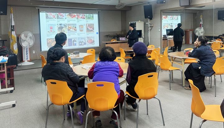 [함양=뉴시스] 지리산함양시장 온라인마켓몰 교육 (사진=함양군 제공) 2025. 11. 07. photo@newsis.com *재판매 및 DB 금지