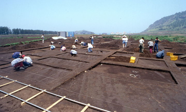 [제주=뉴시스] 제주대학교박물관이 1997년 고산리 유적에서 발굴조사를 시행하는 모습. (사진=제주대학교박물관 제공) 2025.11.09. photo@newsis.com *재판매 및 DB 금지