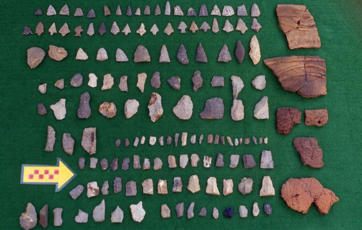 [제주=뉴시스] 제주대학교박물관이 1994년 고산리 유적을 관통하는 해안도로 건설부지 발굴조사 과정에서 발굴한 석기 및 토기 파편 일부. (사진=제주대학교박물관 제공) 2025.11.09. photo@newsis.com *재판매 및 DB 금지