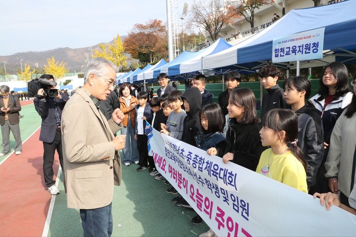 [창원=뉴시스]7일 경남 밀양종합운동장에서 '경상남도 초중학생 종합체육대회' 진행 및 박종훈 교육감이 참가 학생들을 격려하는 모습.(사진=경남교육청 제공) 2025.11.07.photo@newsis.com *재판매 및 DB 금지