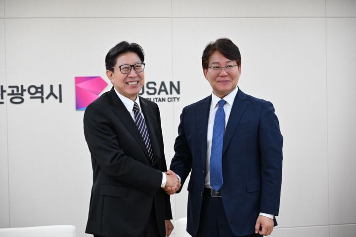 [부산=뉴시스] 박형준 부산시장(왼쪽)과 변성완 더불어민주당 부산시당위원장이 7일 부산시청에서 만나 협치를 논의했다. (사진=더불어민주당 부산시당 제공) 2025.11.07. photo@newsis.com *재판매 및 DB 금지