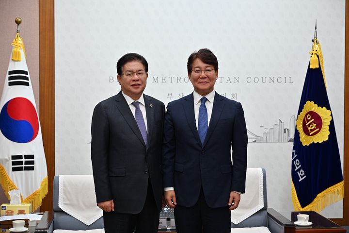 [부산=뉴시스] 안성민 부산시의회 의장(왼쪽)과 변성완 부산시당위원장이 7일 부산시의회에서 만나 협치를 논의했다. (사진=더불어민주당 부산시당 제공) 2025.11.07. photo@newsis.com *재판매 및 DB 금지