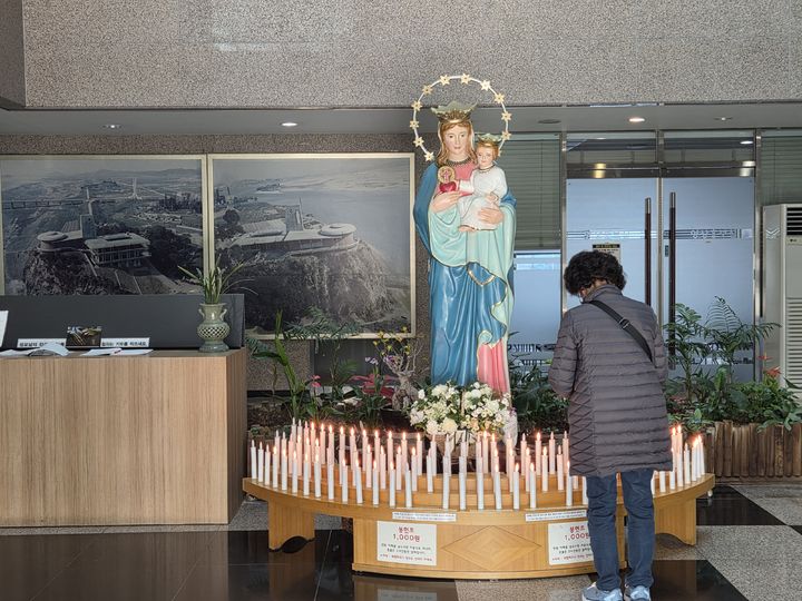 [서울=뉴시스] 김윤영 수습기자 = 7일 서울 마포구 절두산 순교성지에서 한 여성이 성모마리아상 앞에서 기도하고 있다.2025.11.07. youn@newsis.com *재판매 및 DB 금지