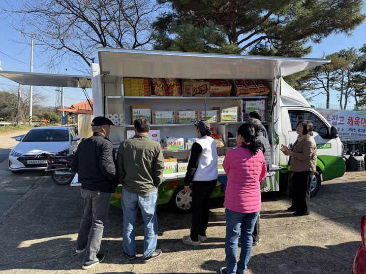 [당진=뉴시스] 충남 당진 정미면 덕삼리 마을주민들이 지난 3일 마을회관에 들른 당찬가게를 이용하고 있다. (사진=당진시 제공) 2025.11.07. photo@newsis.com *재판매 및 DB 금지