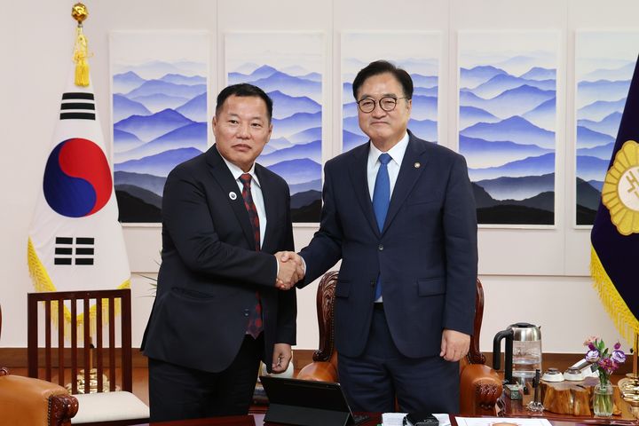 [서울=뉴시스]우원식 국회의장은 7일 오전 국회에서 어덩 척트게렐 몽골 민주당 당대표를 만났다. (사진=국회의장실 제공) 2025.11.07. photo@newsis.com *재판매 및 DB 금지