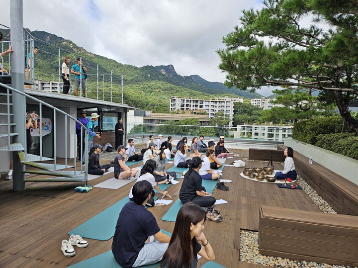 [서울=뉴시스]지난 9월 20일 ‘서울 등산관광센터 북한산’에서 열린 웰니스 프로그램 ‘내 마음 속 숨은 울림 찾기’ 진행 모습. 2025.11.09. (사진=강북구 제공) *재판매 및 DB 금지