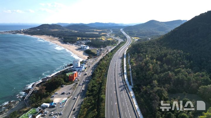 [포항=뉴시스] 송종욱 기자 = 7일 포항시 북구 흥해읍 곡강리 포항휴게소(포항 방면)에서 포항-영덕 고속도로 개통식이 열렸다. 사진은 포항-영덕 고속도로 전경. (사진=포항시 제공) 2025.11.07. photo@newsis.com