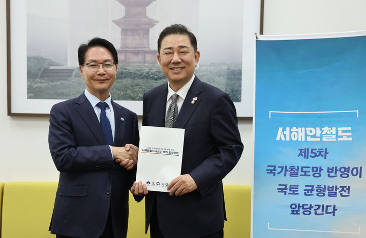 [고창=뉴시스] 7일 고창군의 내년도 정부예산 확보와 현안사업 지원을 건의하고자 국회를 방문한 심덕섭 고창군수가 더불어민주당 김병기 원내대표를 만나 서해안철도의 '제5차 국가철도망 구축계획' 반영의 협조를 요청했다. 심덕섭 고창군수(왼쪽)와 김병기 원내대표(오른쪽)가 함께 사진을 찍고 있다. *재판매 및 DB 금지