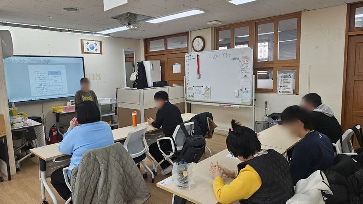[서울=뉴시스] 박정영 수습기자=인천의 한 특수학교에서 학생들이 수업을 듣고 있다. (사진= 정종문 선생님 제공) 2025.11.08. photo@newsis.com *재판매 및 DB 금지