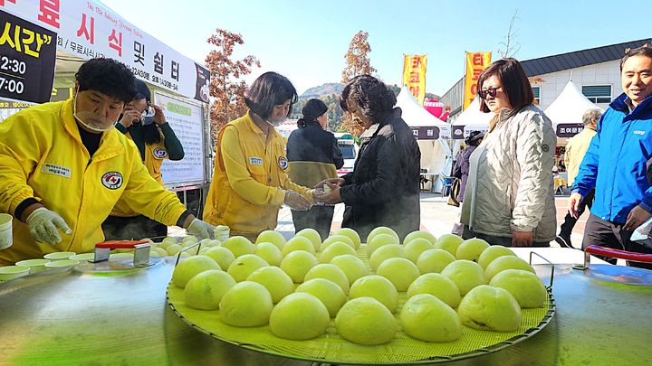 [횡성=뉴시스] 안흥찐빵축제 무료 시식 코너. (사진=횡성군 제공) 2025.11.07. photo@newsis.com *재판매 및 DB 금지