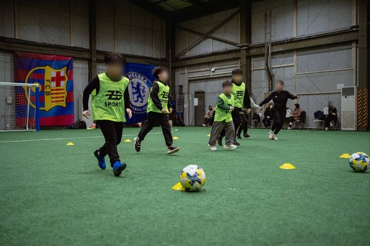 [서울=뉴시스] 박정영 수습기자= 느린 아이들이 '함성'이 진행하는 축구 교실에서 수업에 참여하고 있다. (사진=함성 제공) 2025.11.08. photo@newsis.com *재판매 및 DB 금지