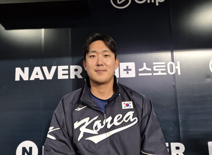 [서울=뉴시스] 문채현 기자 = 야구 대표팀 손주영(LG 트윈스)이 7일 서울 고척스카이돔에서 열린 2025 K-베이스볼 시리즈 대비 훈련을 마친 뒤 취재진과 인터뷰를 하고 있다. 2025.11.07. dal@newsis.com *재판매 및 DB 금지