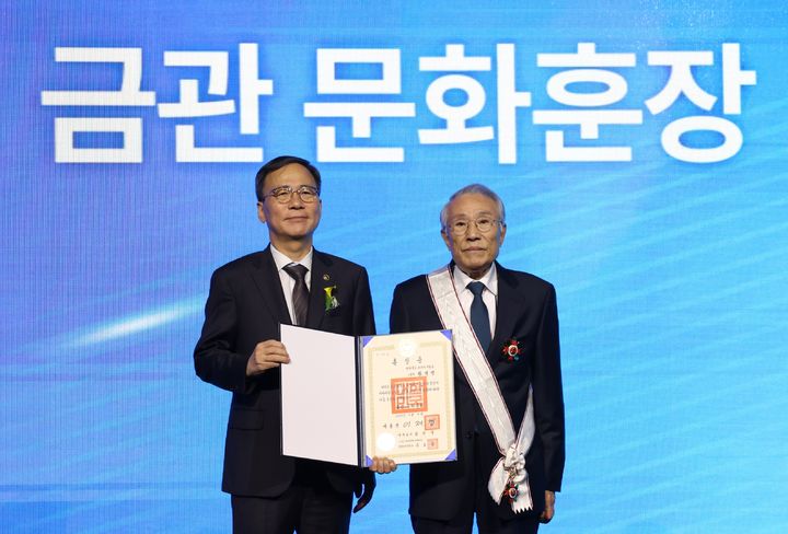 [서울=뉴시스] 김영수 문화체육관광부 제1차관이 7일 서울 서대문구 모두예술극장에서 열린 '2025 문화예술발전 유공 시상식'에서 황석영 작가에게 금관 문화훈장을 전수한 뒤 기념촬영을 하고 있다. (사진=문화체육관광부 제공) 2025.11.07. photo@newsis.com *재판매 및 DB 금지