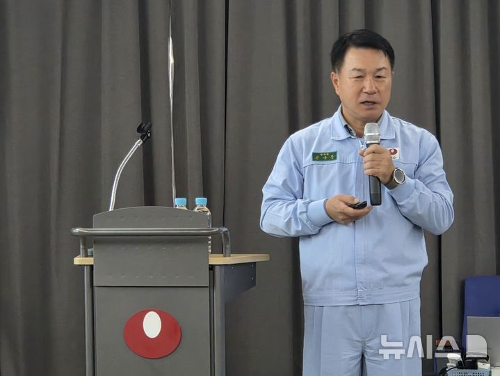 [구미=뉴시스] 변해정 기자 = 김상훈 농심 구미공장 공장장이 지난 7일 경북 농심 구미공장에서 공장 생산설비 및 생산능력 및 특징에 대해 설명하고 있다. 2025.11.09. hjpyun@newsis.com 