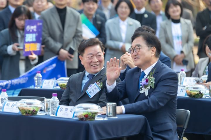 [광명=뉴시스]박승원 광명시장이 7일 국회 사랑재에서 열린 ‘2025 참좋은 지방자치 정책대회'에서 우원식 국회의장(사진 오른쪽)과 대화하며 웃고 있다.(사진=광명시 제공)2025.11.07.photo@newsis.com *재판매 및 DB 금지