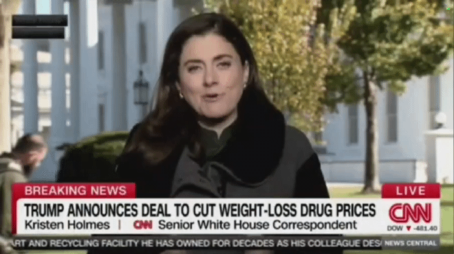 [뉴시스] CNN 백악관 특파원 크리스틴 홈즈가 생방송 보도를 시작하자 뒤에서 백악관 직원이 잎 송풍기를 작동해 논란이 일고 있다. (사진=CNN) 2025.11.06. *재판매 및 DB 금지