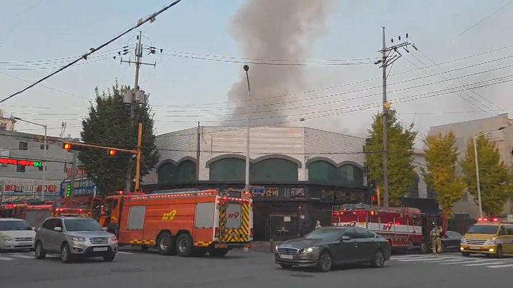 [광주=뉴시스] 7일 오후 5시4분께 광주 북구 용봉동 한 식당에서 불이 나 소방당국이 진화 작업을 벌이고 있다. (사진=독자 제공) 2025.11.07. photo@newsis.com *재판매 및 DB 금지