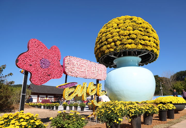 [태안=뉴시스] 국화로 만든 태안국화축제장 '꽃과 바다' 태안 조형물. (사진=태안군 제공) 2025.11.07. photo@newsis.com *재판매 및 DB 금지