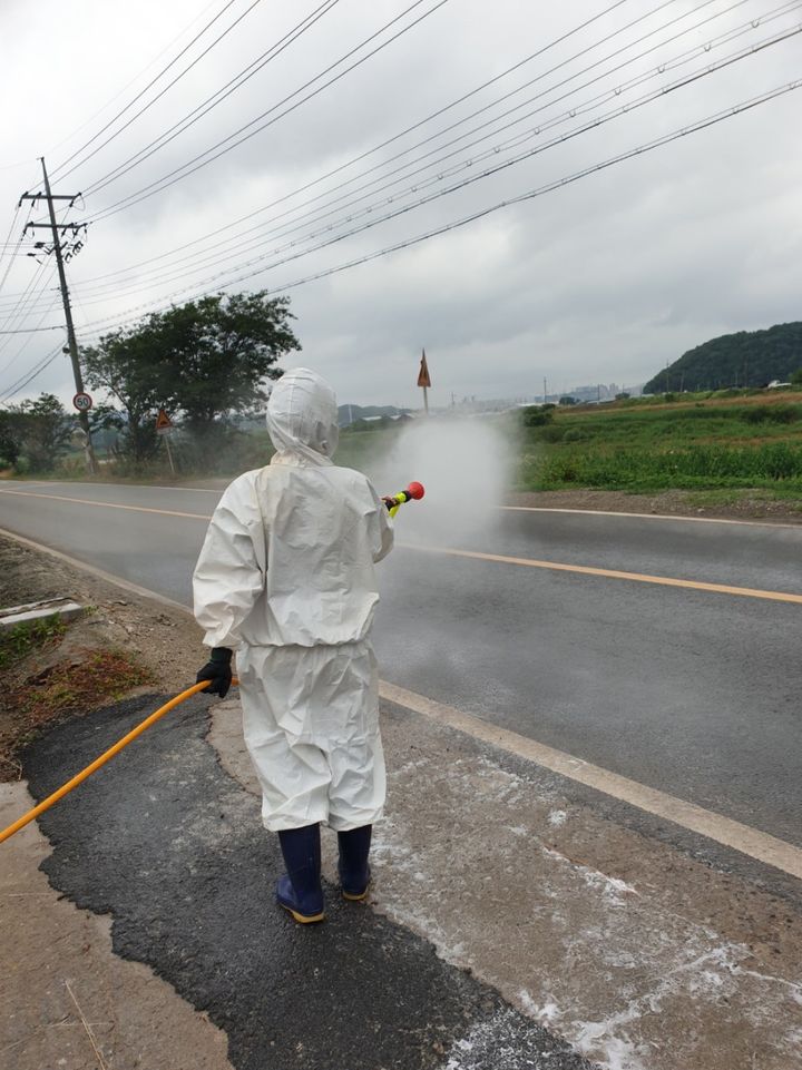 [천안=뉴시스] 충남 천안시 풍서천 일대에서 채취된 야생조류의 분변에서 고병원성 AI가 확진돼 시 보건 당국이 방역작업을 하고 있다. (사진=천안시 제공) 2025.11.07 photo@newsis.com *재판매 및 DB 금지