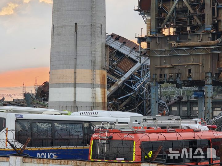 [울산=뉴시스] 배병수 기자 = 울산 남구 용잠동 한국동서발전 울산화력발전소 대형 구조물이 무너지는 사고 발생 이틀째인 7일 오후 소방관 등 관계자들이 매몰자들을 구조하고 있다.2025.11.07.bbs@newsis.com.