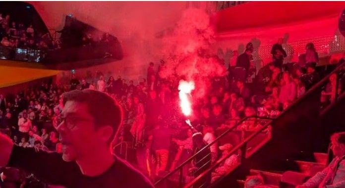 [서울=뉴시스]파리에서 열린 이스라엘 필하모닉 오케스트라 콘서트가 6일 밤(현지시각) 가자지구 전쟁에 항의하는 팔레스타인 지지자들의 시위로 일시 중단됐다. <사진 출처 : VIN 뉴스> 2025.11.07.