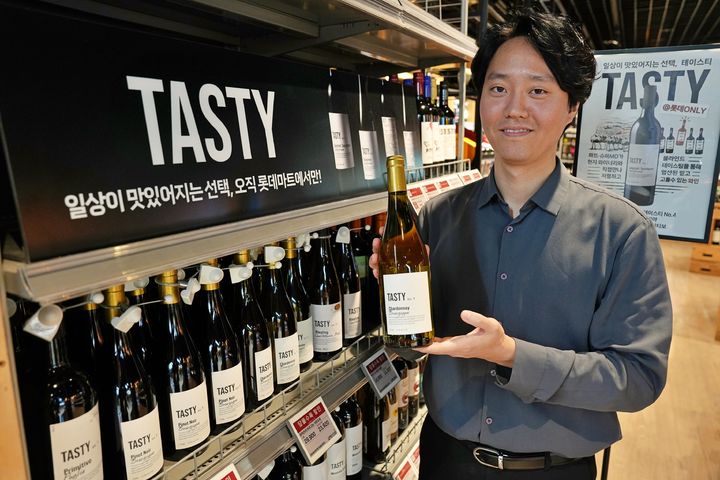 [서울=뉴시스] 롯데마트·슈퍼는 올해 연말 홈파티 시즌을 겨냥해 가성비 브랜드 '테이스티(TASTY)' 와인 3종을 신규 출시해 선보인다고 9일 밝혔다.(사진=롯데쇼핑 제공) *재판매 및 DB 금지