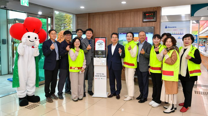  [영주=뉴시스] 영주시청에서 7일 열린 '저출생 극복 성금 모금 키오스크 설치식'에서 참석자들이 기념사진을 찍고 있다. (사진=영주시 제공) 2025.11.07. photo@newsis.com *재판매 및 DB 금지