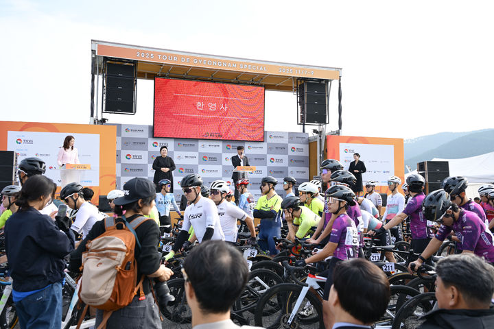 [거제=뉴시스] 신정철 기자= 국내 최상위급 동호인 사이클 대회인 ‘투르 드 경남 2025 스페셜대회’ 1일차 ‘거제 스테이지)'가 선수단과 운영요원, 관람객 등 1000여 명이 참여한 가운데 7일 거제 지세포유람선터미널에서 성황리에 개최됐다.사진은 선수단 출발 모습.(사진=거제시 제공).2025.11.07. photo@newsis.com *재판매 및 DB 금지