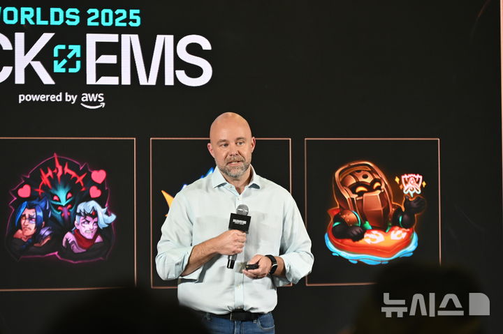 [청두(중국)=뉴시스] 윤정민 기자 = 크리스 그릴리 라이엇 게임즈 리그 오브 레전드(LoL) e스포츠 글로벌 총괄이 7일 오후 중국 청두 하비스트 문 아트 센터에서 열린 '2025 LoL 월드 챔피언십' 미디어데이에서 발언하고 있다. 2025.11.07. alpaca@newsis.com