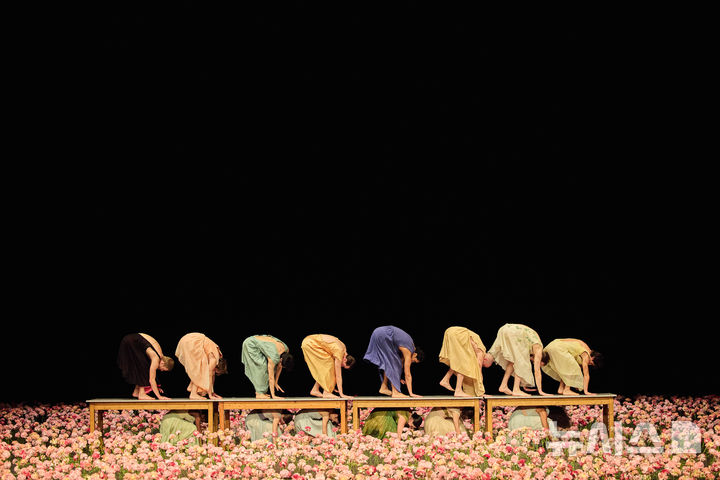 [서울=뉴시스]6일 서울 강서구 LG아트센터에서 독일 현대 무용계의 거장 피나 바우쉬(1940~2009)의 대표작 '카네이션'이 무대에 다시 올랐다. (사진=LG아트센터 제공)