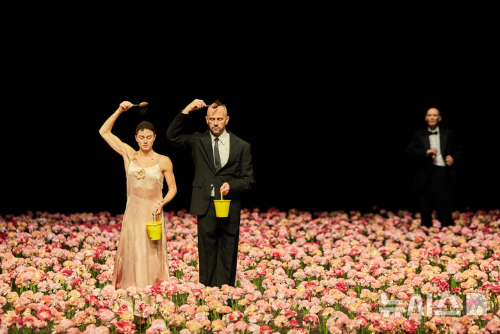  [서울=뉴시스]6일 서울 강서구 LG아트센터에서 독일 현대 무용계의 거장 피나 바우쉬(1940~2009)의 대표작 '카네이션'이 무대에 다시 올랐다. (사진=LG아트센터 제공)